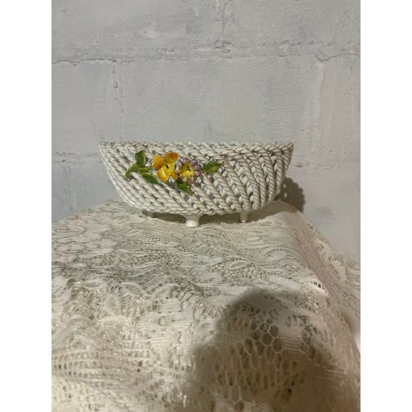 Porcelain woven basket made in Italy with hand painted flowers - Picture 5 of 9
